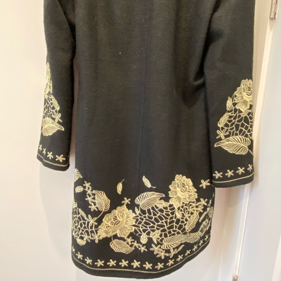 Black and gold Coat - Picture 2 of 14